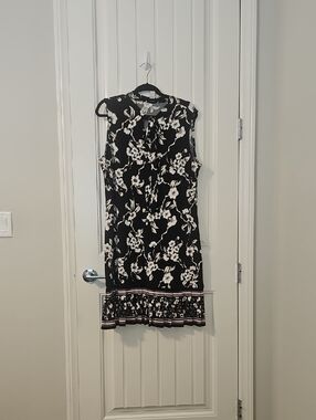 WHBM Sleeveless Black & White Floral Shift Dress